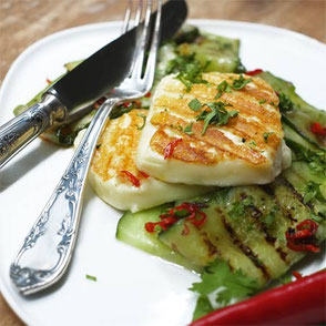 Kerstins Keto, gebratene Salatgurke mit Koriander und Grillkäse für die ketogene Ernährung