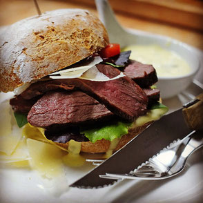 Kerstins Keto, Burger mit rosa gebratenem Reh und Zitronencurry Remoulade