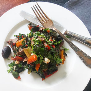 Kerstins Keto, Wildpfanne mit Mangold, Pilzen, Oliven und Feta