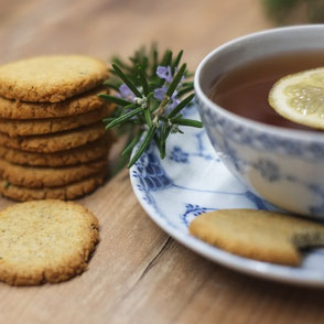 Kerstins Keto, glutenfreies Teegebäck mit Rosmarin und Zitrone