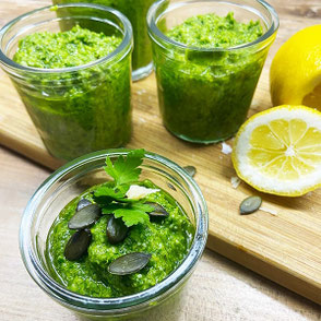 Kerstins Keto, Petersilienpesto mit Oliven und Kürbiskernen