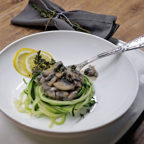 Kerstins Keto, Zoodles mit Champignon - Mandelmus Sauce
