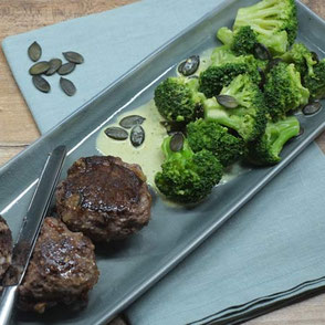 Kerstins Keto, Kokos - Brokkoli mit Wildfrikadellen