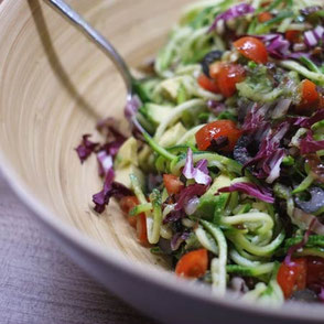 Kerstins Keto, mediterraner Zucchini Salat