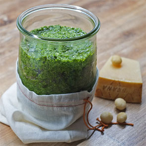 Kerstins Keto, Grünkohlpesto mit gesalzenen Macadamianüssen und Walnussöl