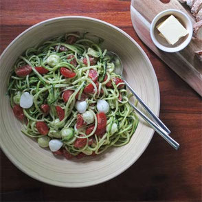 Kerstins Keto, Zoodles Salat mit Pesto, Tomate und Mozzarella