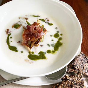 Cremige Spargelsuppe mit gebratenem Spargel und leicht scharfen Basilikumöl