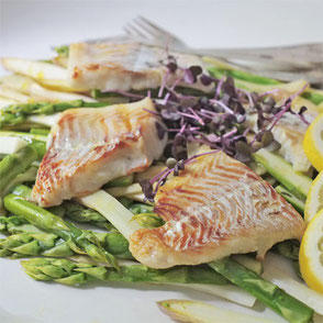 Kerstins Keto, Spargel-Rhabarber Gemüse mit gebratenem Kabeljau