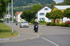 Motorrad beim rechts abbiegen auf Radstreifen