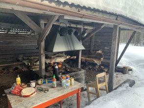 Grillieren in Waldhütte im Winter Schweden