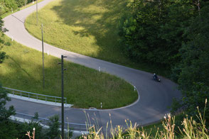 S-Kurve von oben mit einem Motorrad