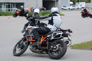 KTM Adventure auf Übungsplatz beim Fahrtraining