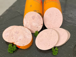 Braunschweiger Brotzeitwurst hängend im Laden