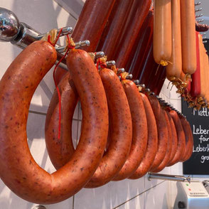 Braunschweiger Brotzeitwurst hängend im Laden
