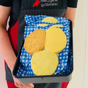 3erlei Grill- und Pfannenkäse verpackt präsentiert
