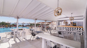 Hotelpool mit Bar