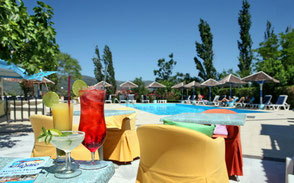 Hotelpool mit Bar