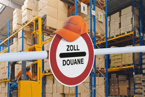 In a modern warehouse with blue shelve parts is a gate, only to a small part visible. On it is a sign ZOLL – DOUANE and on it is a Rüdinger cap. The shelves are full of goods.
