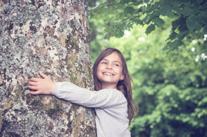 GRÜNE SULINGEN - Naturschutz für ein Grünes Sulingen - Mädchen umarmt Baum