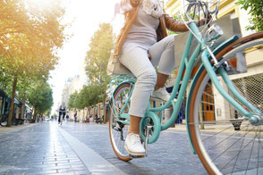 GRÜNE SULINGEN - Verkehrskonzepte für ein grünes Sulingen - Fahrradfahrerin in der Innenstadt