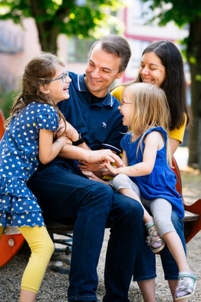 duesseldorf-familienfotograf-fuer-ungestellte-und-natuerliche-kinderfotos-duisburg
