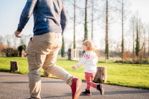 familien-fotoshooting-mit-spass-und-bewegung-fuer-kleine-kinder-familienfotograf-duesseldorf-duisburg