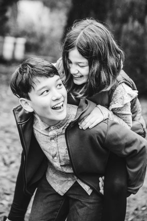bruder-und-schwester-huckepack-kinderfotos-familienshooting-duisburg-duesseldorf