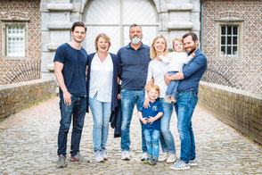 Glückliches Familienfoto mit Kindern und Großeltern vor dem Schloss Heltorf in Düsseldorf.