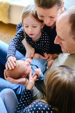 liebevolle-babyfotos-mit-der familie-in-duesseldorf-und-duisburg