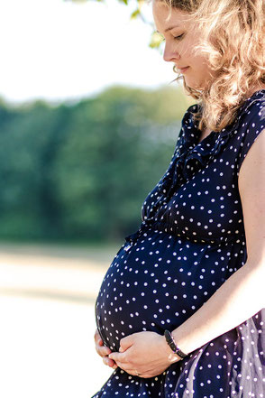natuerliche-babybauchfotos-draussen-in-der-natur-schwangerschaft-babybauch-fotoshooting-duisburg-duesseldorf