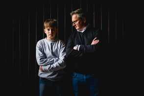 moderne-und-lustige-familienfotos-in-schwarzweiss-mit-teenagern-coole-momente-pubertaet-duisburg-duesseldorf