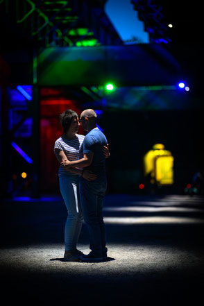 Bunte Lichter beim innigen Paarshooting in Duisburg.