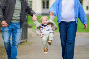 Lebhafte Fotoshootings mit kleinen Kindern, wo der Spass im Vordergrund steht.