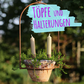 Rostige Halterung für Einmachgläser, die an eine Wand geschraubt wurde. In der Halterung befindet sich ein altes Einmachglas mit einer Juteschleife und blauen Vergissmeinnicht. Das Bild trägt folgende  Aufschrift in lila "Töpfe und Halterungen"