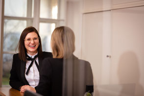 Marina Sophie Flasch, MBA im Gespräch - weitere Person von hinten zu sehen