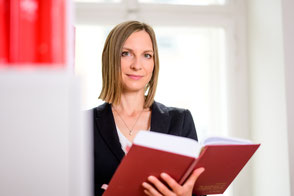 Notarpartnerin Mag. Elisabeth Lentner, LL.M. mit einem Buch