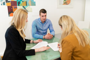 Notarin Mag. Katharina Haiden-Fill, MBL und Klienten beim Unterzeichnen