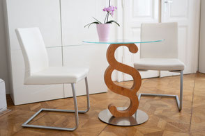 §-Tisch mit 2 Stühlen / Symbolfoto