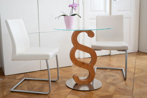 Tisch mit Paragraphsymbol und zwei Sesseln