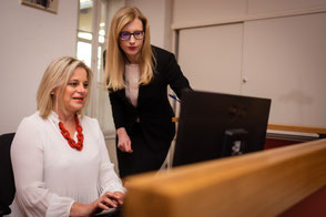 Sachbearbeiterin Bettina Wadl mit Notarin Mag. Katharina Haiden-Fill, MBL