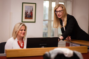 Sachbearbeiterin Bettina Wadl mit Notarin Mag. Katharina Haiden-Fill, MBL am Arbeitsplatz