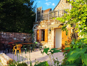 A la Mérelle, vous avez à disposition cette terrasse et le jardin avec vue sur Collonges.  Hamac, chaises longues, fauteuils vous tendent les bras pour une sieste ou un moment de repos