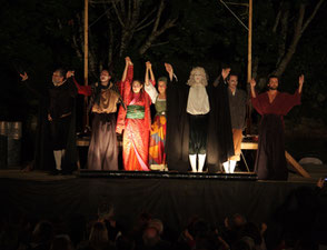 à 100 m de La Mérelle de Collonges-la-Rouge, les Théâtrales font partie des nombreux festival de la Vallée de la Dordogne avec Saint-Céré, Rocamadour, La Vézère,