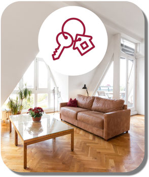 Ein modern eingerichteter Wohnraum mit Ledersofa und Fischgrätparkett.