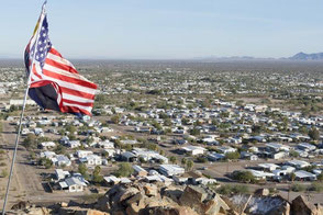 USA Flagge vor Quartzsite Größter Campingplatz der Welt 2026