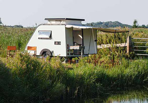 Kleiner Kip Wohnwagen auf Wiese 2026