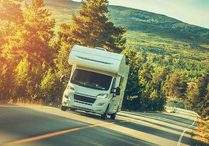 Alkoven Wohnmobil auf Straße 2026