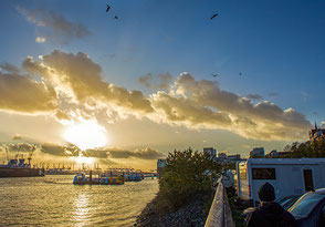 Wohnmobil auf dem Fischmarkt an der Elbe in Hamburg 2026