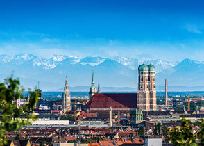 Blick auf München mit Alpen im Hintergrund 2026