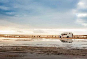 Wohnmobil im Watt an der Nordsee am weiten Strand 2025